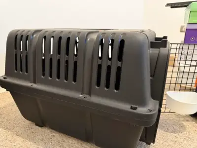 Transportadora de mascotas negra con puerta de rejilla - miniatura 2