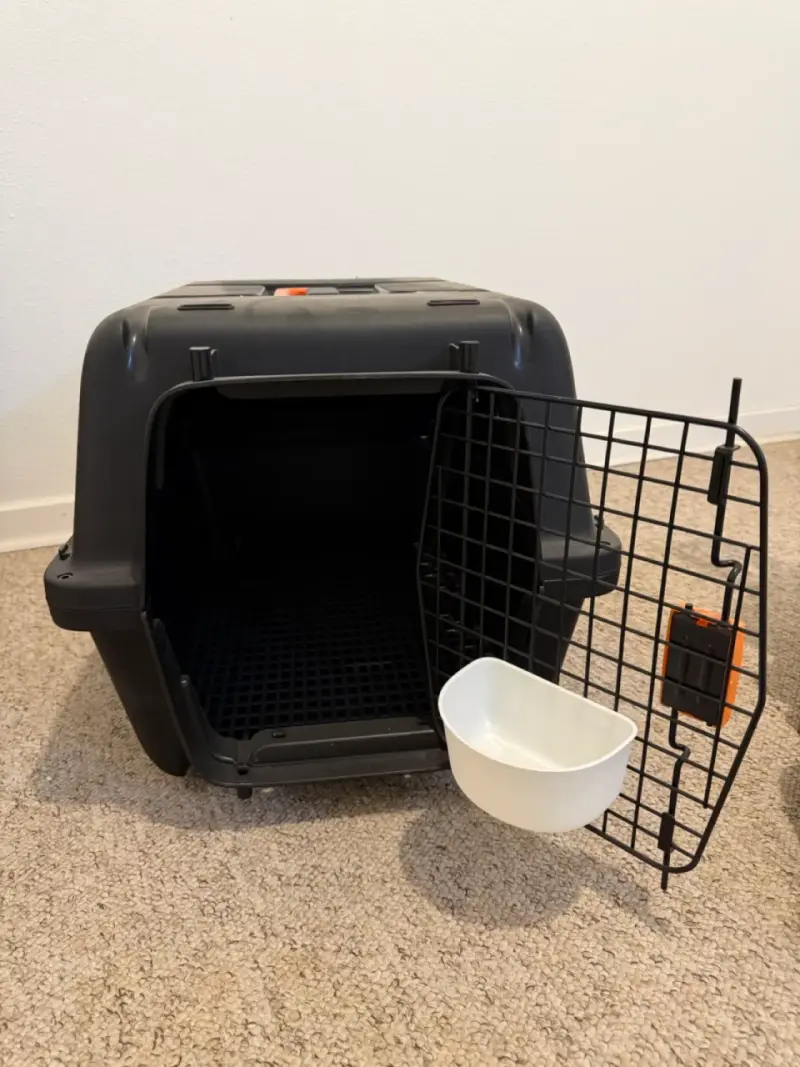 Transportadora de mascotas negra con puerta de rejilla - 3