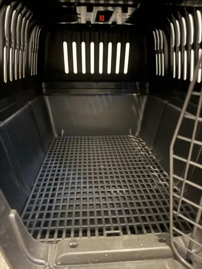 Transportadora de mascotas negra con puerta de rejilla - miniatura 4