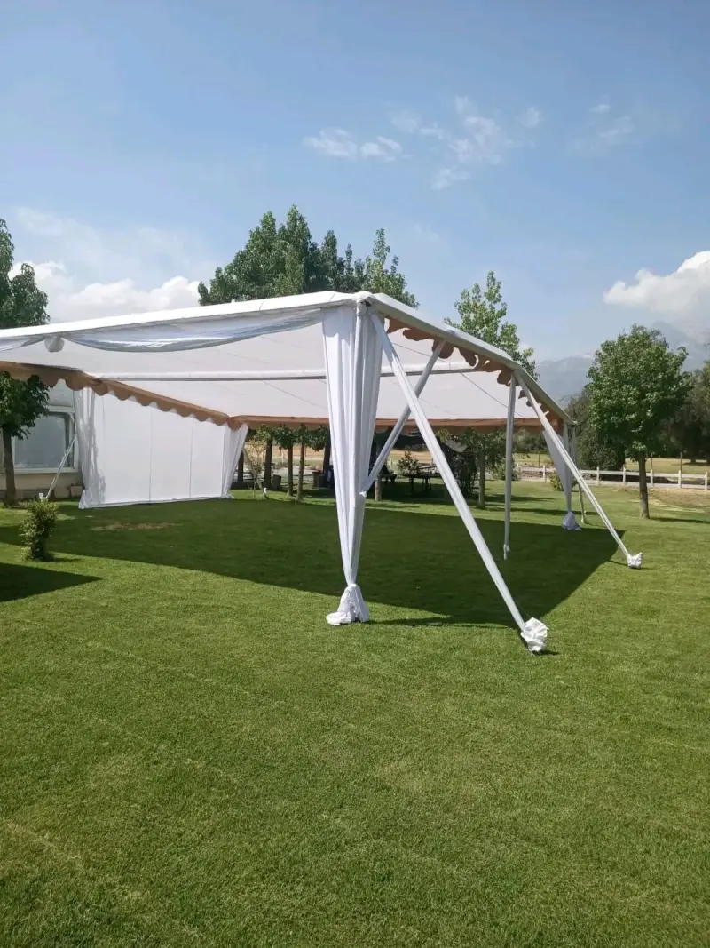 Carpa de eventos grande con cortinas blancas - 1