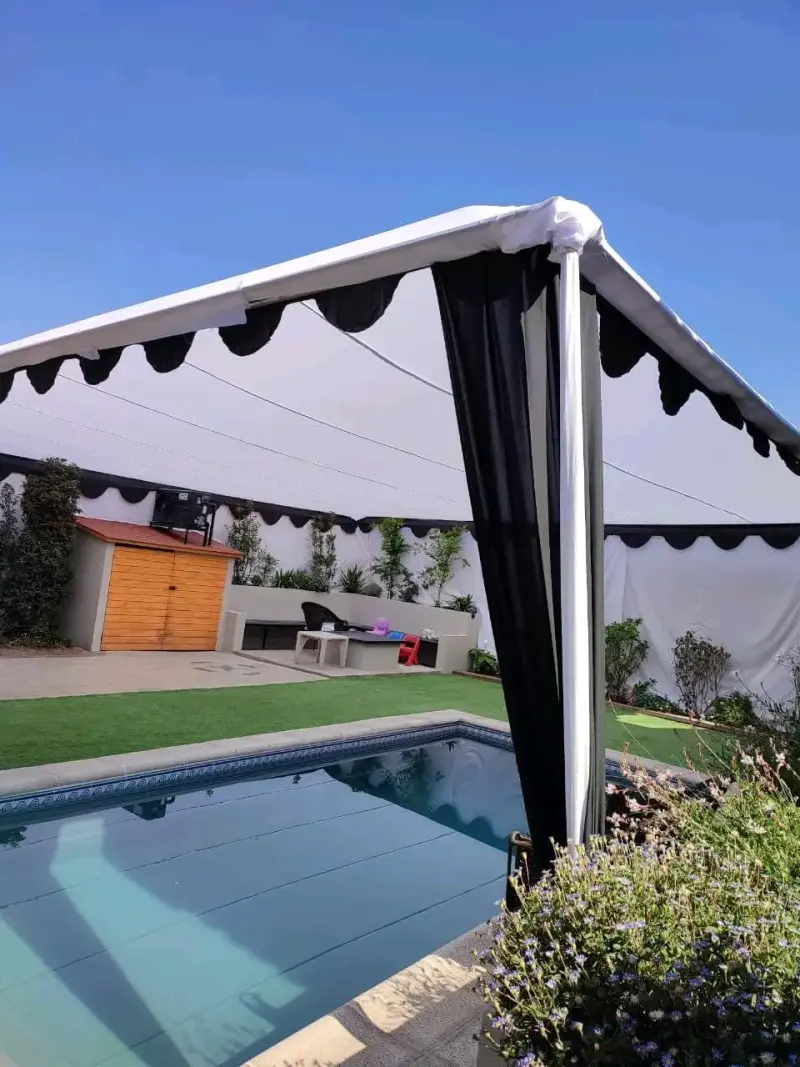 Carpa de eventos grande con cortinas blancas - 2
