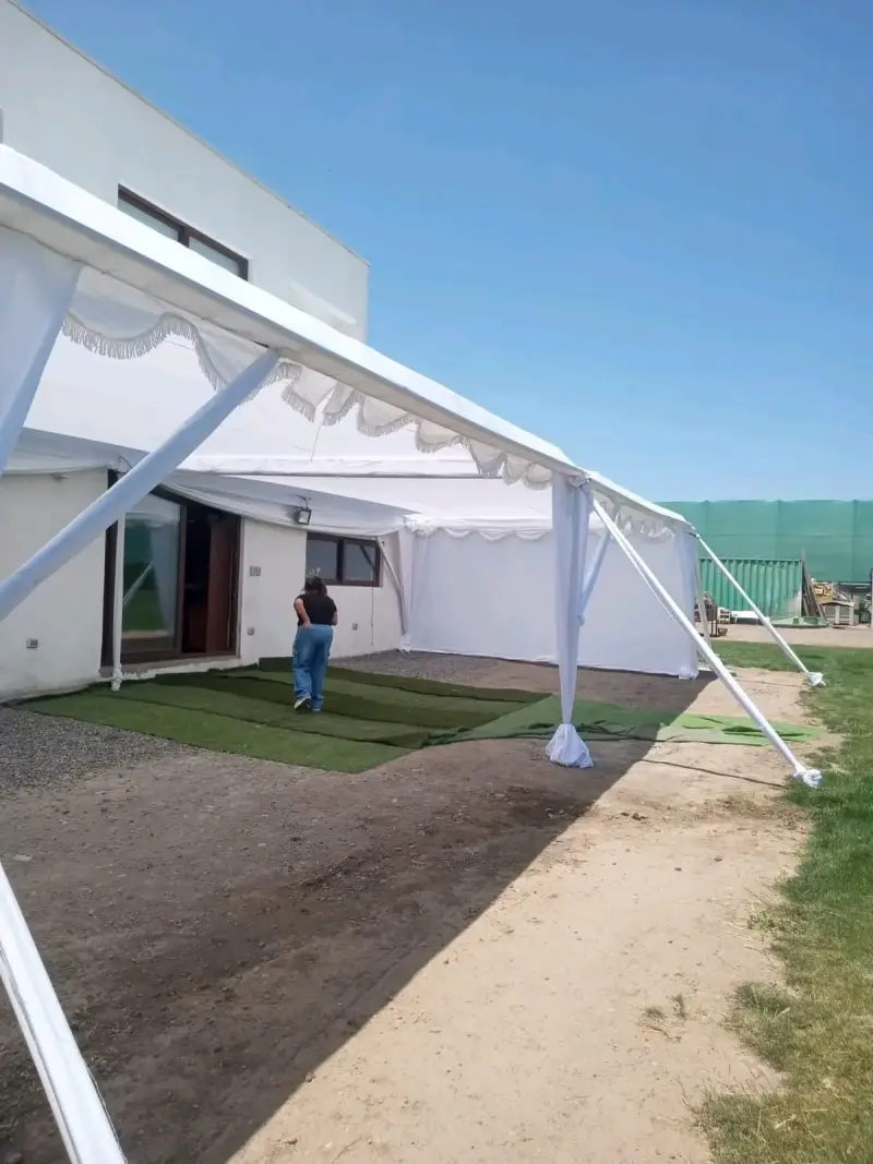 Carpa de eventos grande con cortinas blancas - 5