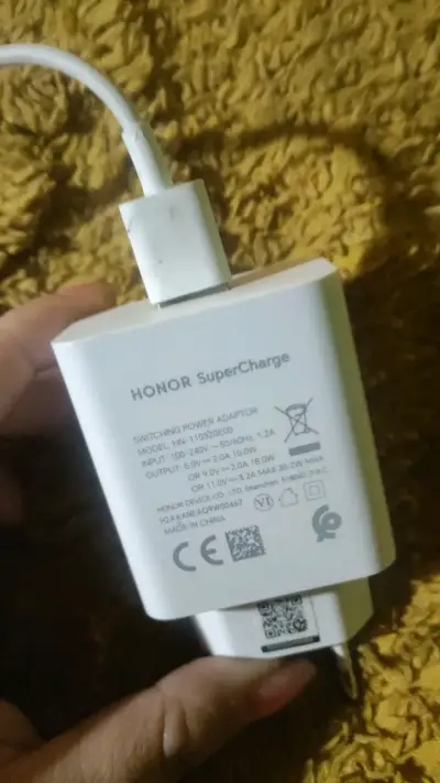Smartphone con pantalla rota para repuestos - miniatura 4
