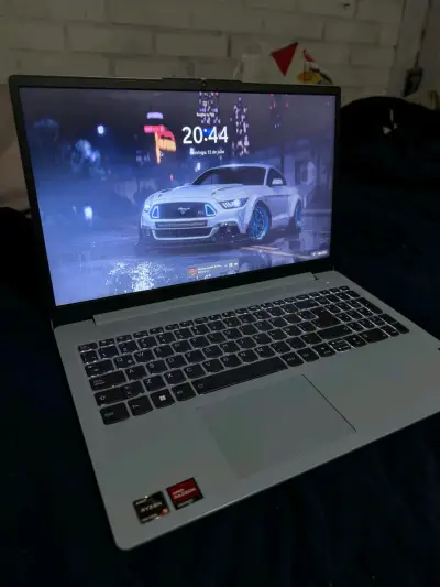 Laptop Lenovo con procesador AMD Ryzen - miniatura 1