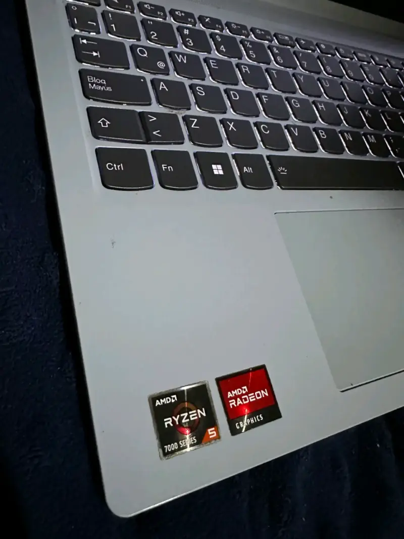 Laptop Lenovo con procesador AMD Ryzen - 2