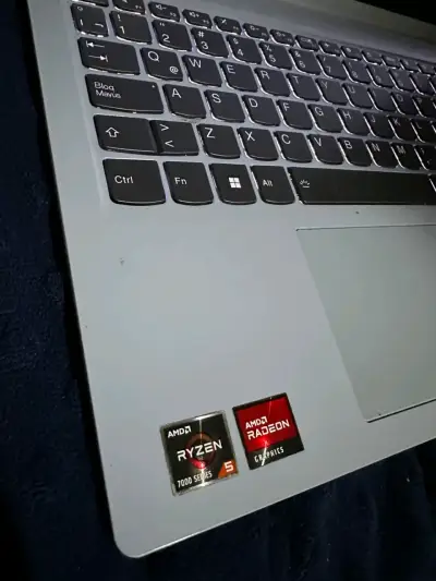 Laptop Lenovo con procesador AMD Ryzen - miniatura 2