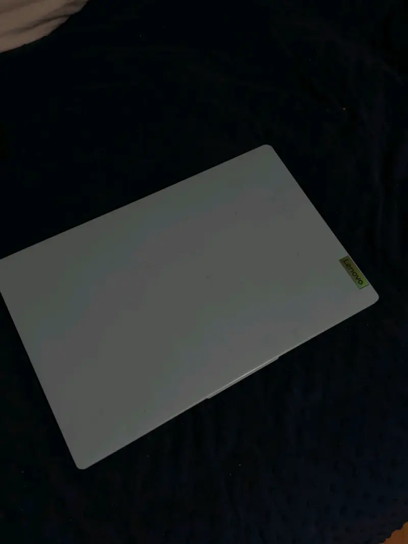 Laptop Lenovo con procesador AMD Ryzen - 3
