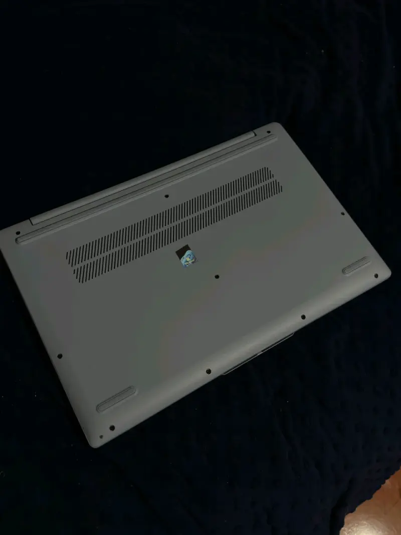 Laptop Lenovo con procesador AMD Ryzen - 4