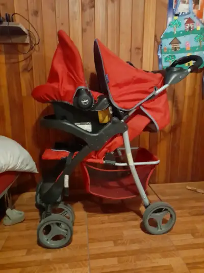 Coche de bebé rojo con silla de auto - miniatura 1