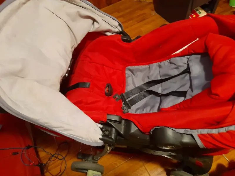 Coche de bebé rojo con silla de auto - 3
