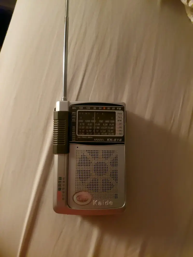 Radio portátil Kaide KK-818 AM/FM/SW - 1