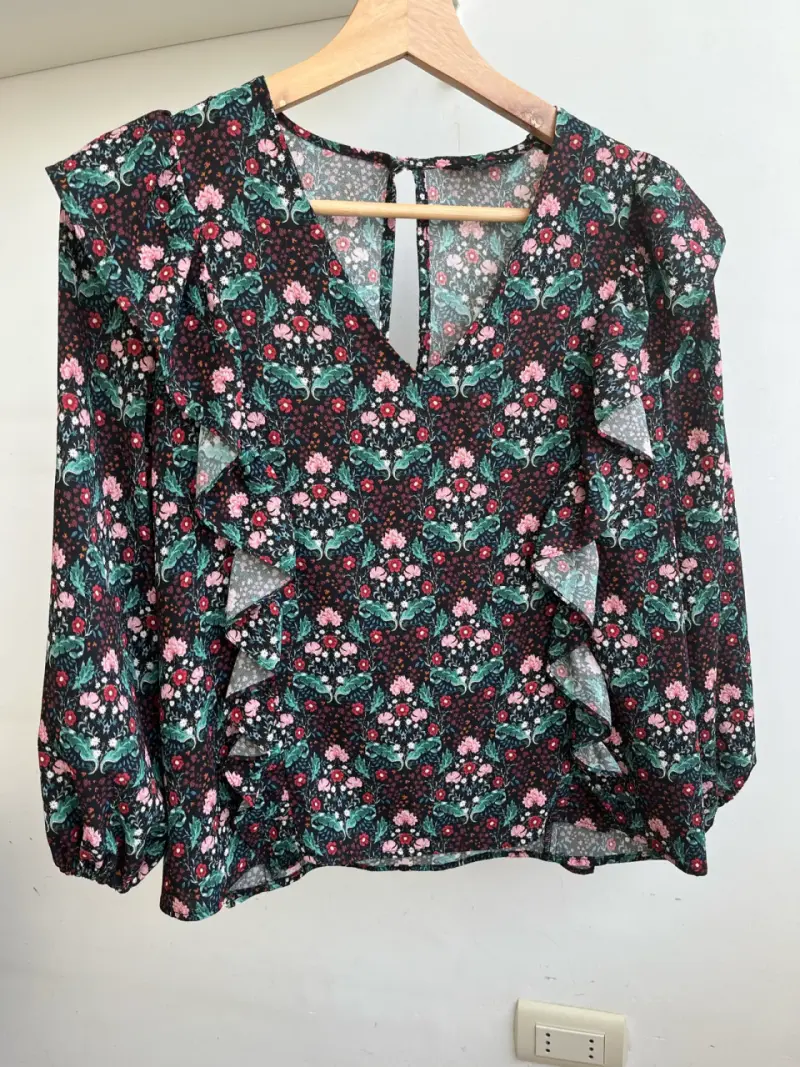 Blusa floral con volantes y mangas largas - 1