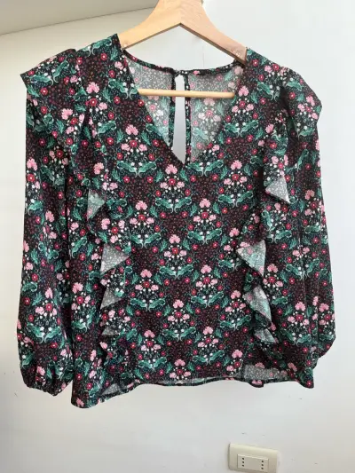 Blusa floral con volantes y mangas largas - miniatura 1
