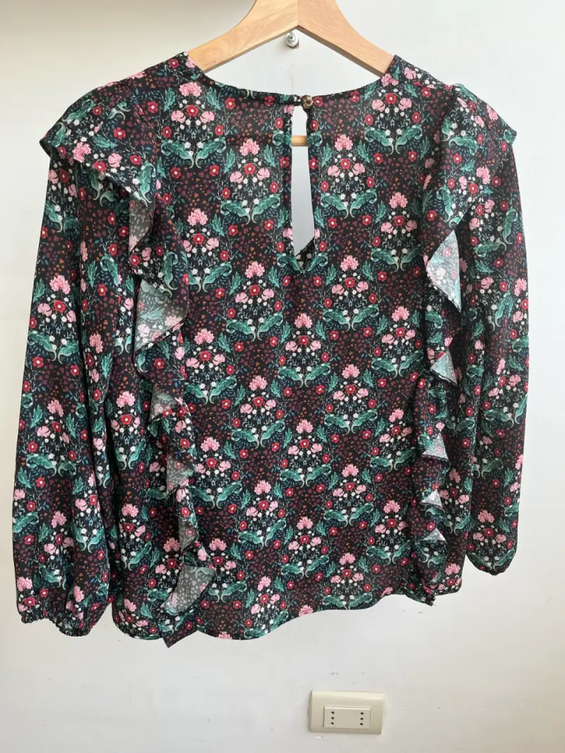 Blusa floral con volantes y mangas largas - 2