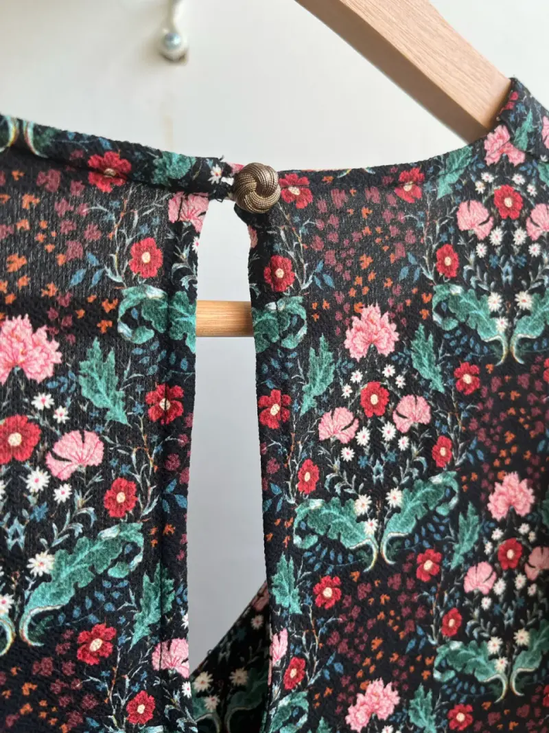 Blusa floral con volantes y mangas largas - 3