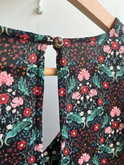 Blusa floral con volantes y mangas largas - miniatura 3