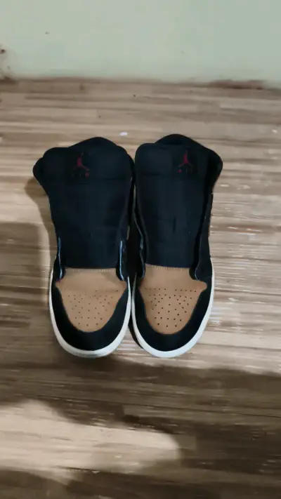 Zapatillas deportivas negras y beige - miniatura 1