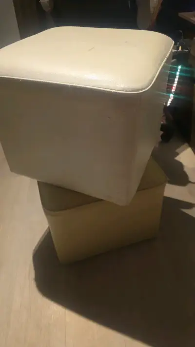 Puff cuadrado beige y blanco de cuero sintético - miniatura 1