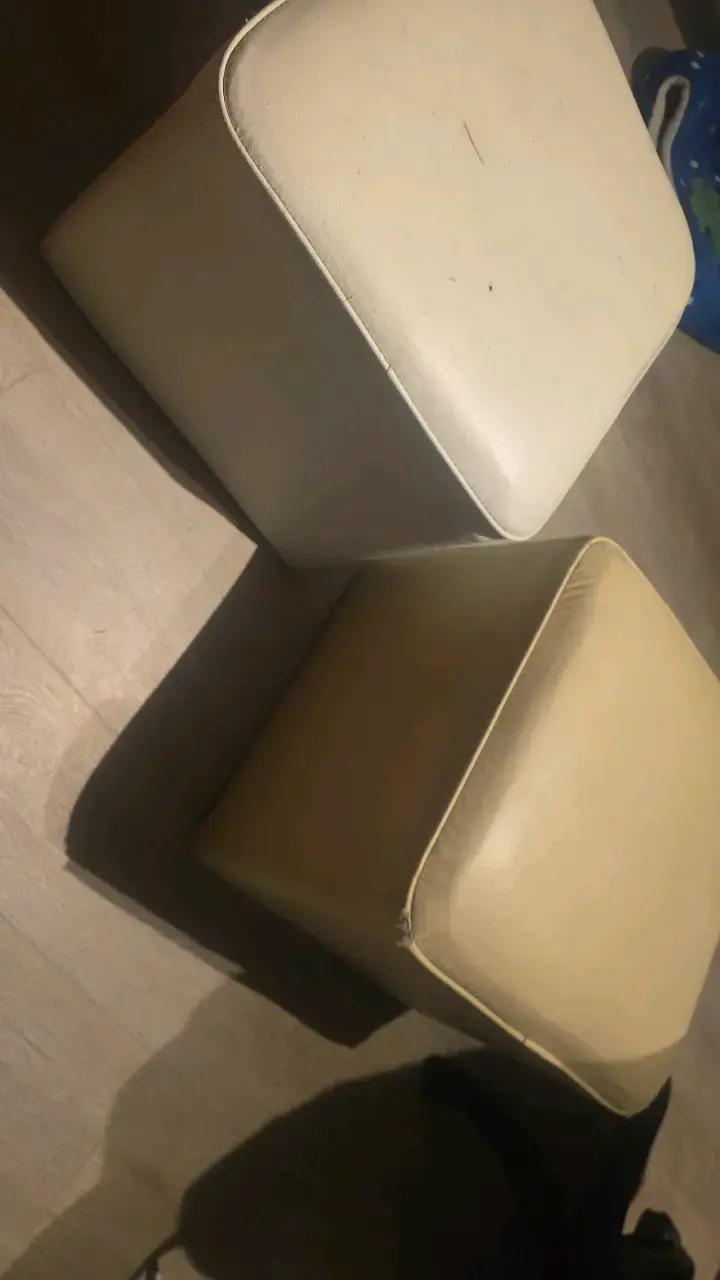 Puff cuadrado beige y blanco de cuero sintético - 4