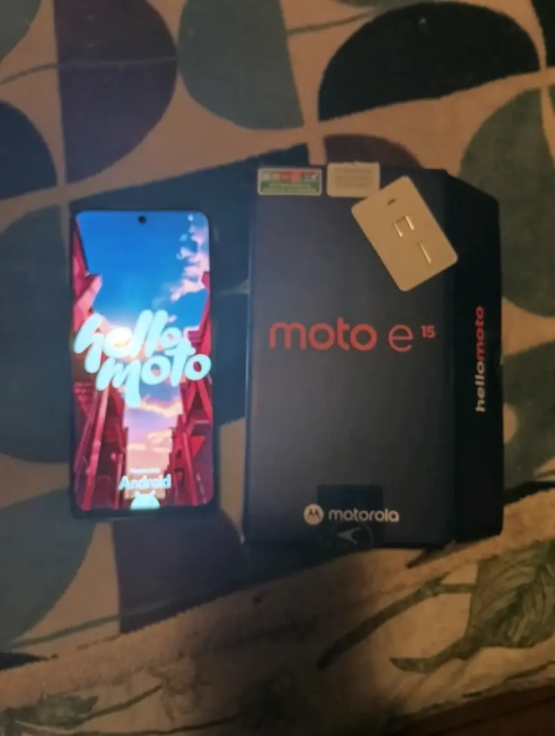 Smartphone Motorola Moto E15 con caja