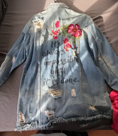 Chaqueta de mezclilla desgastada para mujer - miniatura 2