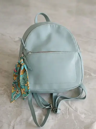 Mochila pequeña celeste con pañuelo decorativo - miniatura 1