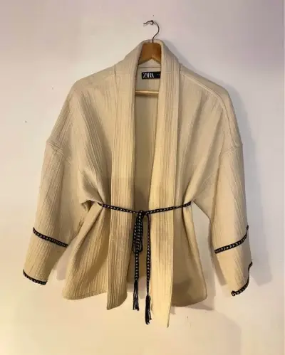 Kimono beige Zara con cinturón decorativo - miniatura 1
