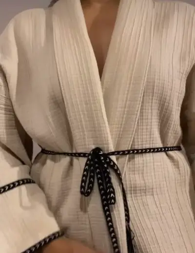 Kimono beige Zara con cinturón decorativo - miniatura 2