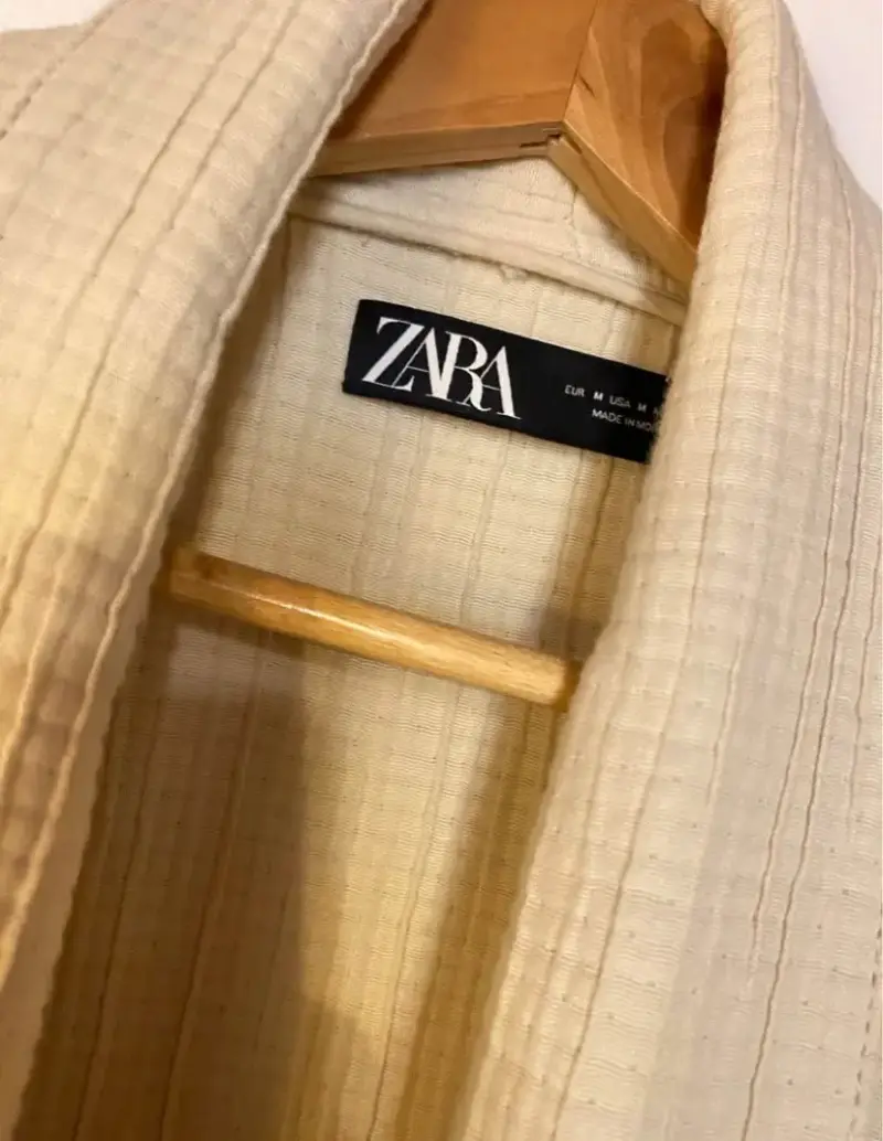 Kimono beige Zara con cinturón decorativo - 3