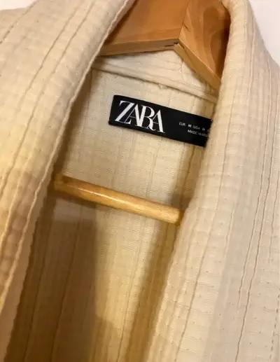 Kimono beige Zara con cinturón decorativo - miniatura 3