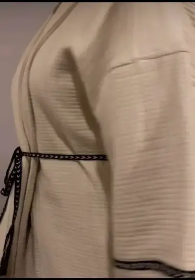 Kimono beige Zara con cinturón decorativo - miniatura 4