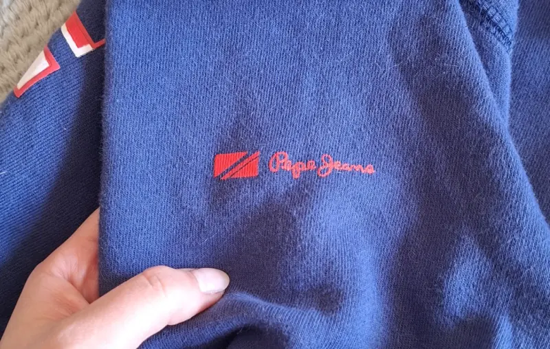 Polerón Pepe Jeans azul con diseño gráfico - 4