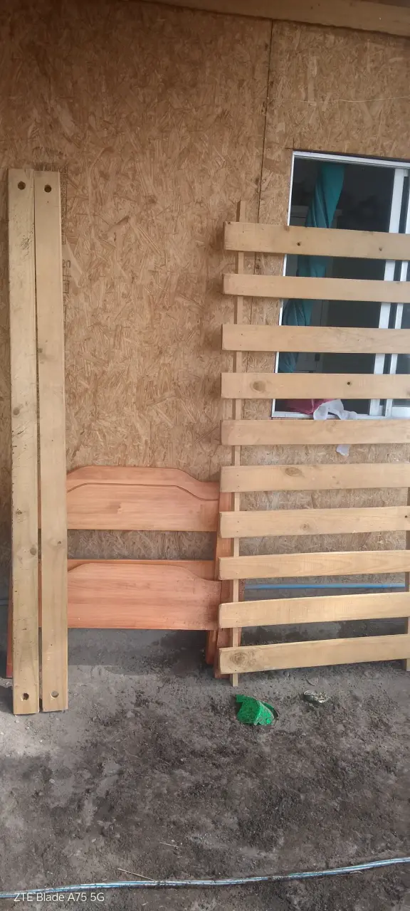 Estructura de cama de madera sólida