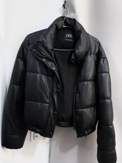 Chaqueta Puffer Zara Eco Cuero Negra XS - miniatura 1