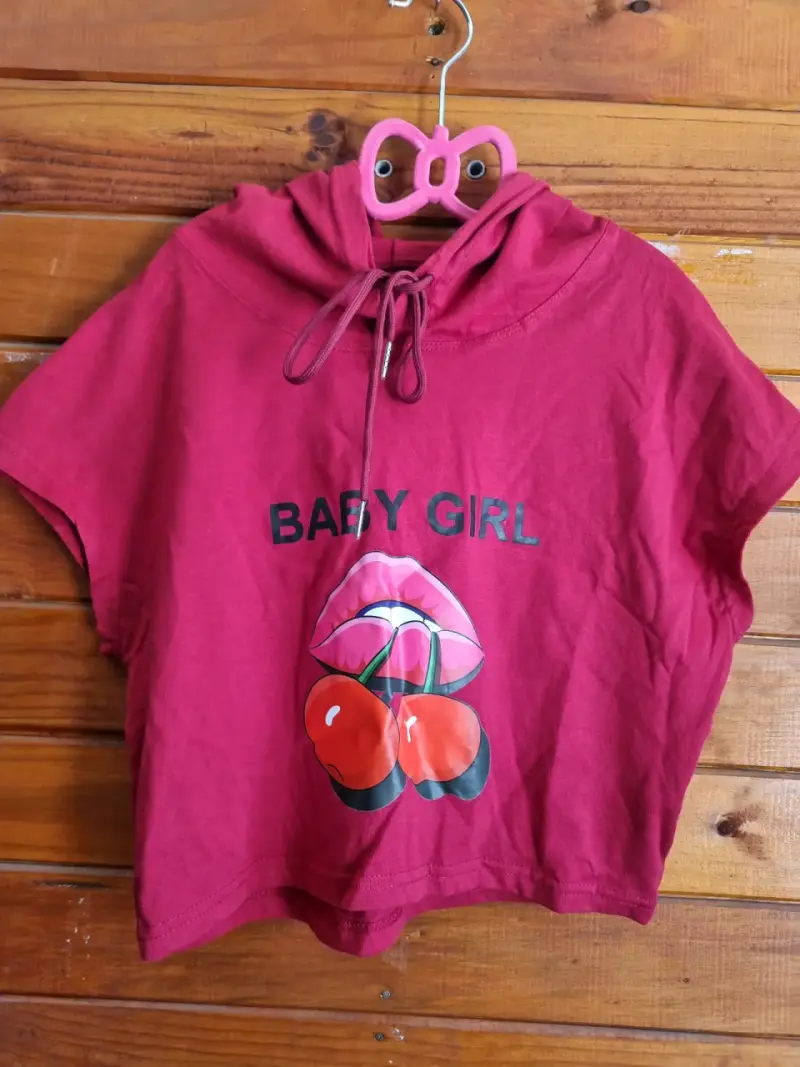 Polera corta roja con capucha 'Baby Girl' - 1