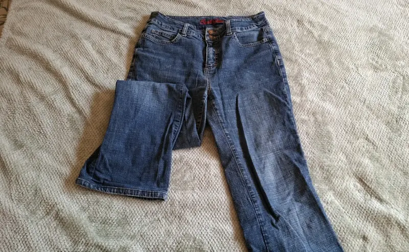 Jeans azul oscuro estilo clásico para mujer - 1