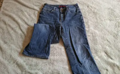 Jeans azul oscuro estilo clásico para mujer - miniatura 1