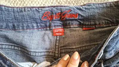 Jeans azul oscuro estilo clásico para mujer - miniatura 3