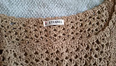 Suéter tejido marrón con diseño calado - miniatura 2