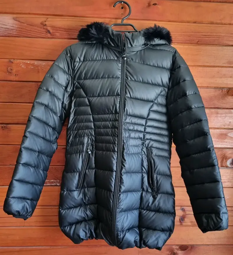 Chaqueta acolchada negra con capucha de piel - 1