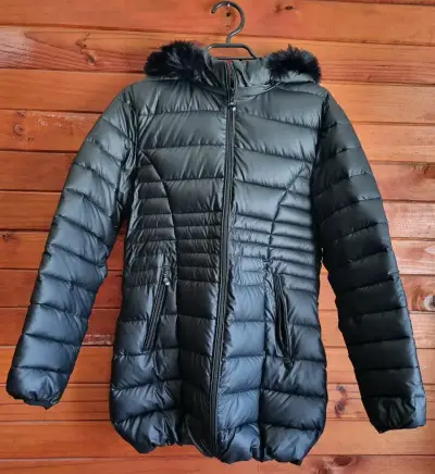 Chaqueta acolchada negra con capucha de piel - miniatura 1