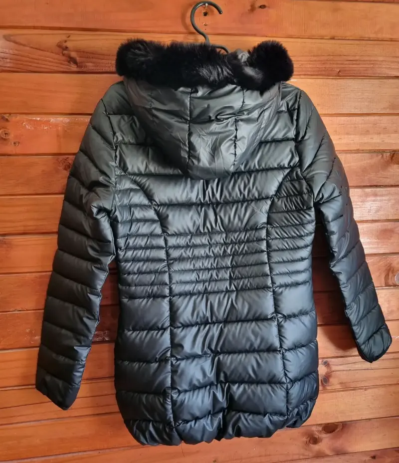 Chaqueta acolchada negra con capucha de piel - 2
