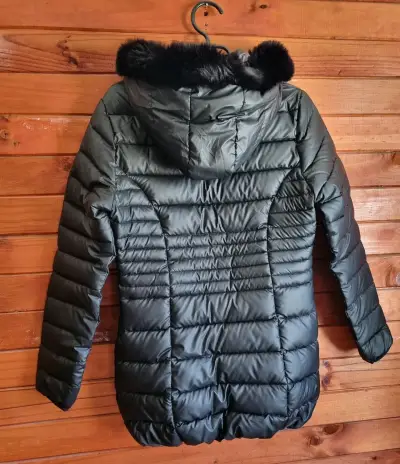 Chaqueta acolchada negra con capucha de piel - miniatura 2