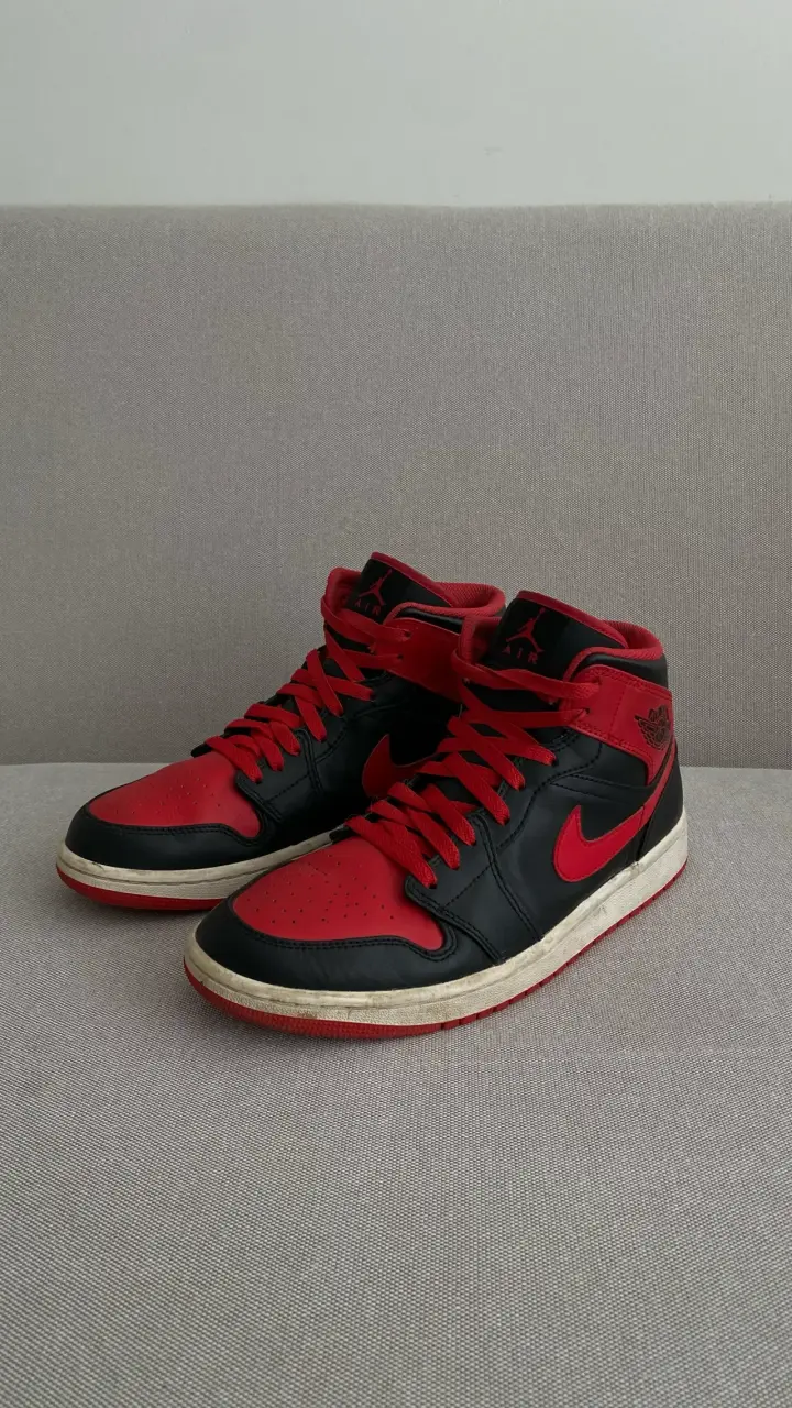 Zapatillas Nike Air Jordan negras y rojas - 1
