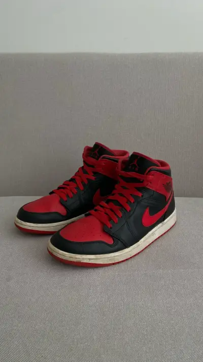 Zapatillas Nike Air Jordan negras y rojas - miniatura 1