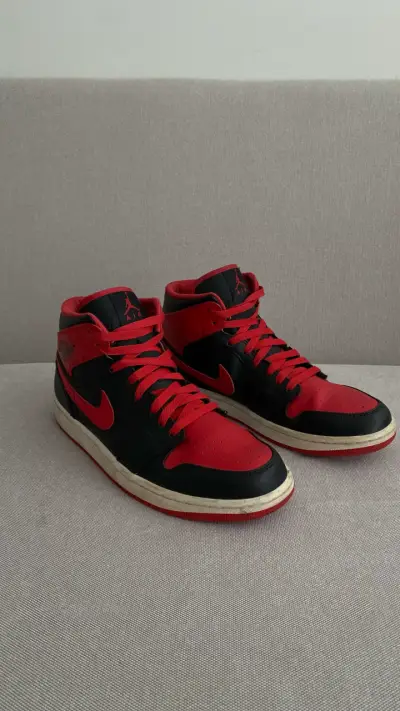 Zapatillas Nike Air Jordan negras y rojas - miniatura 2