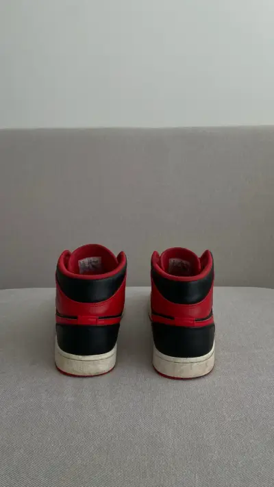 Zapatillas Nike Air Jordan negras y rojas - miniatura 3