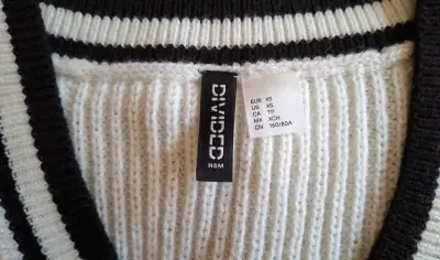 Chaleco sin mangas blanco y negro de punto - miniatura 2