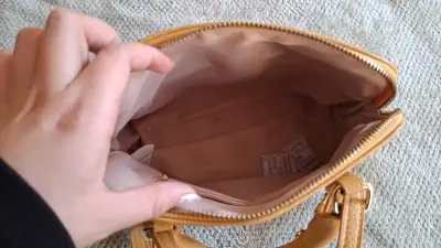 Bolso de cuero camel con correa ajustable - miniatura 2