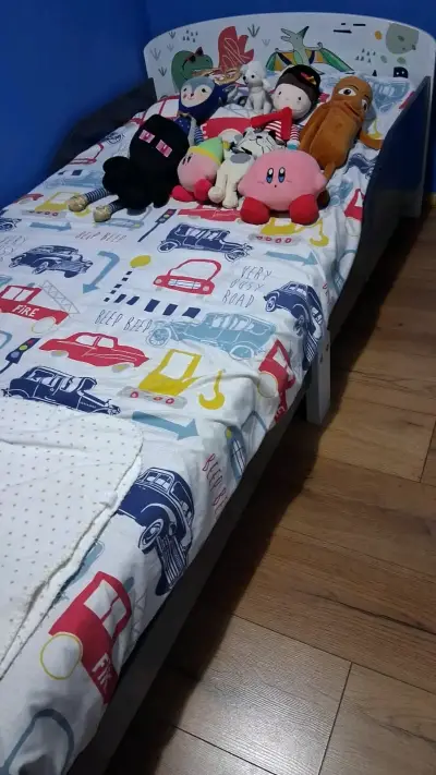 Cama infantil con diseño de autos - miniatura 1